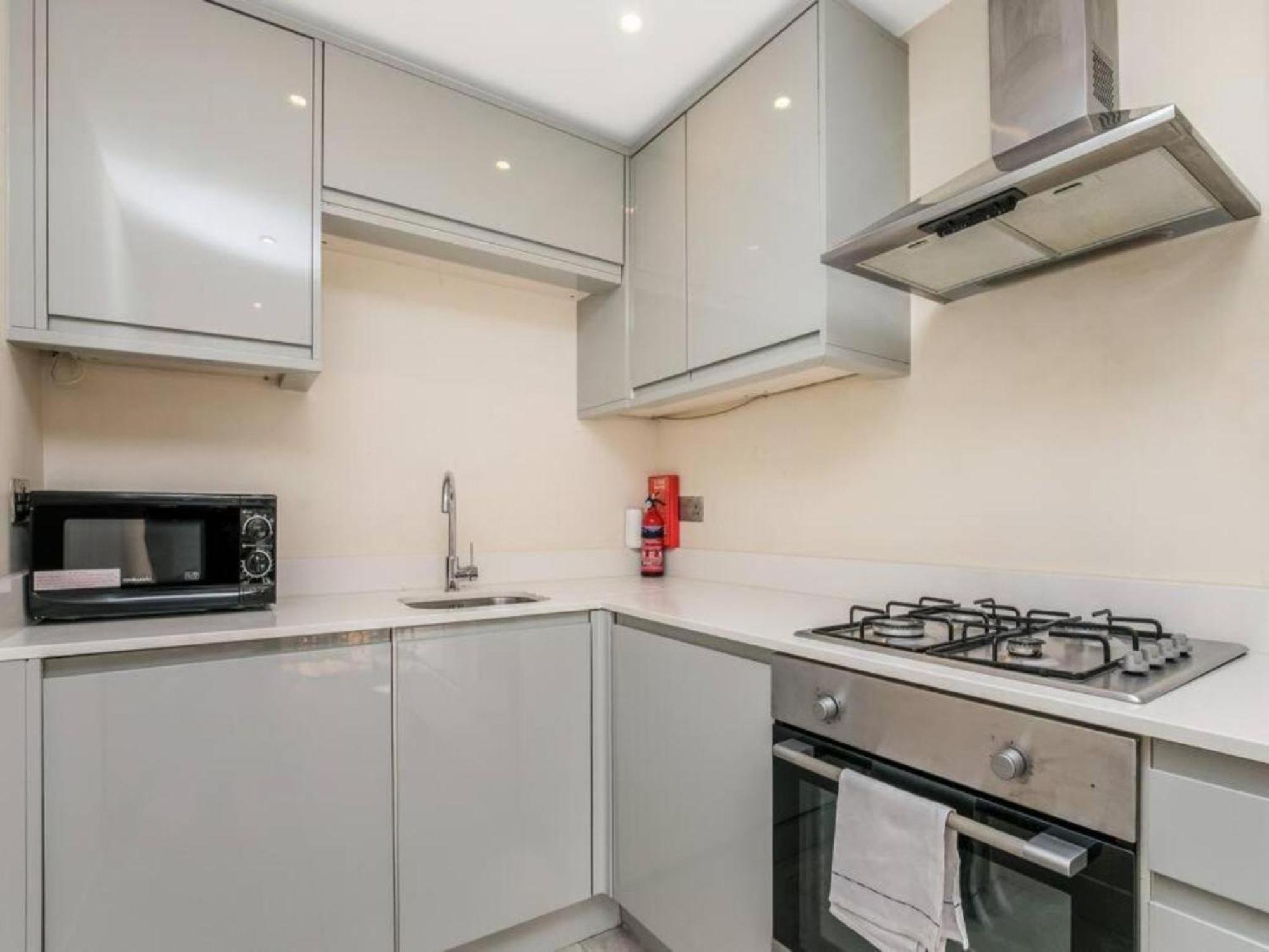 Pass The Keys Ealing Queen Of The Suburbs 2Bd Apartment 런던 외부 사진