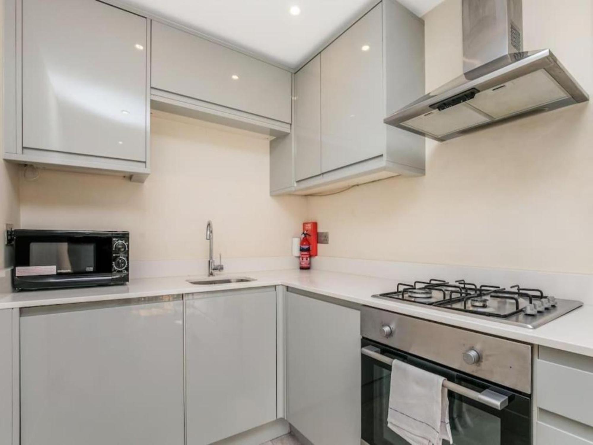 Pass The Keys Ealing Queen Of The Suburbs 2Bd Apartment 런던 외부 사진