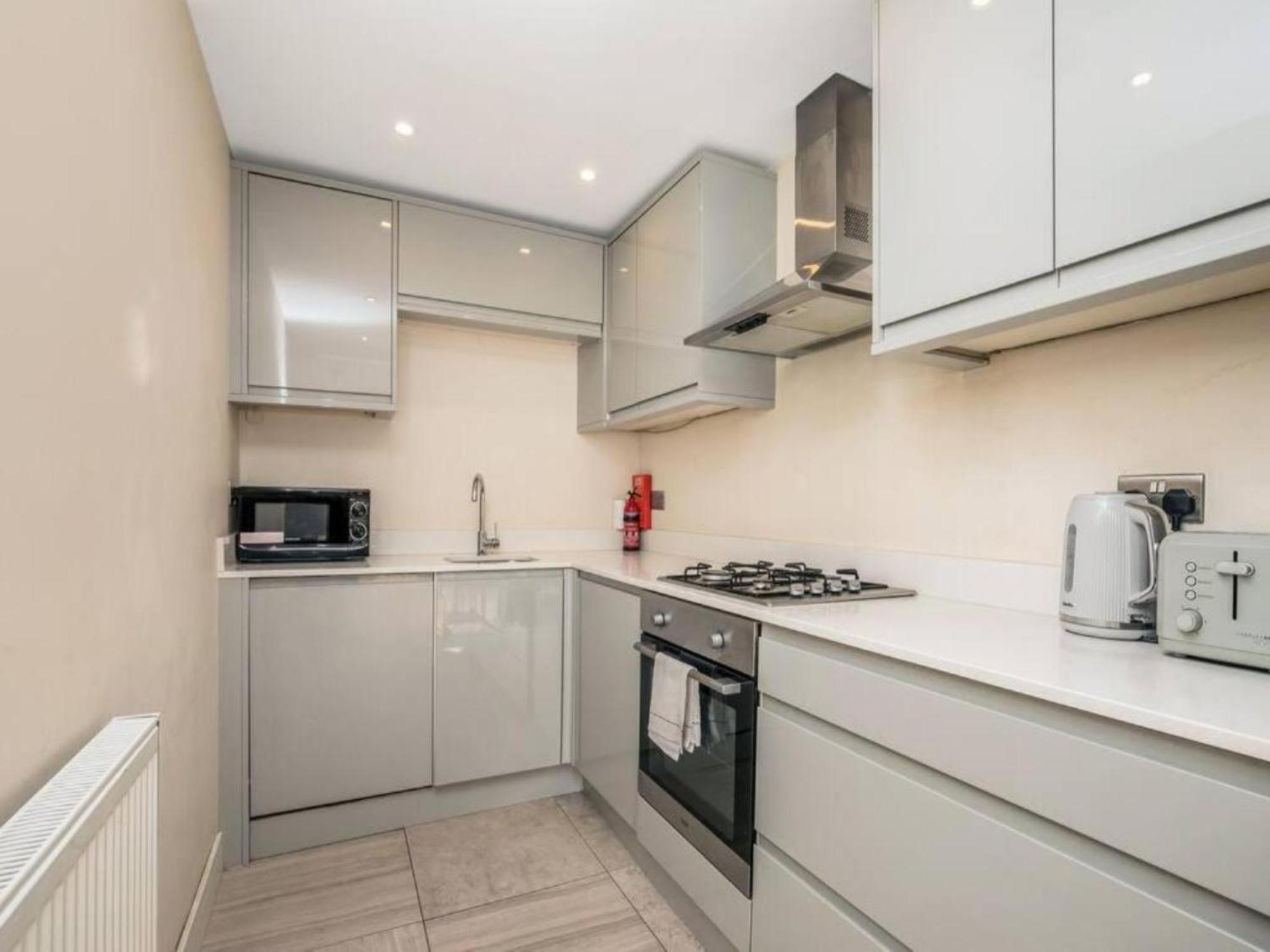 Pass The Keys Ealing Queen Of The Suburbs 2Bd Apartment 런던 외부 사진