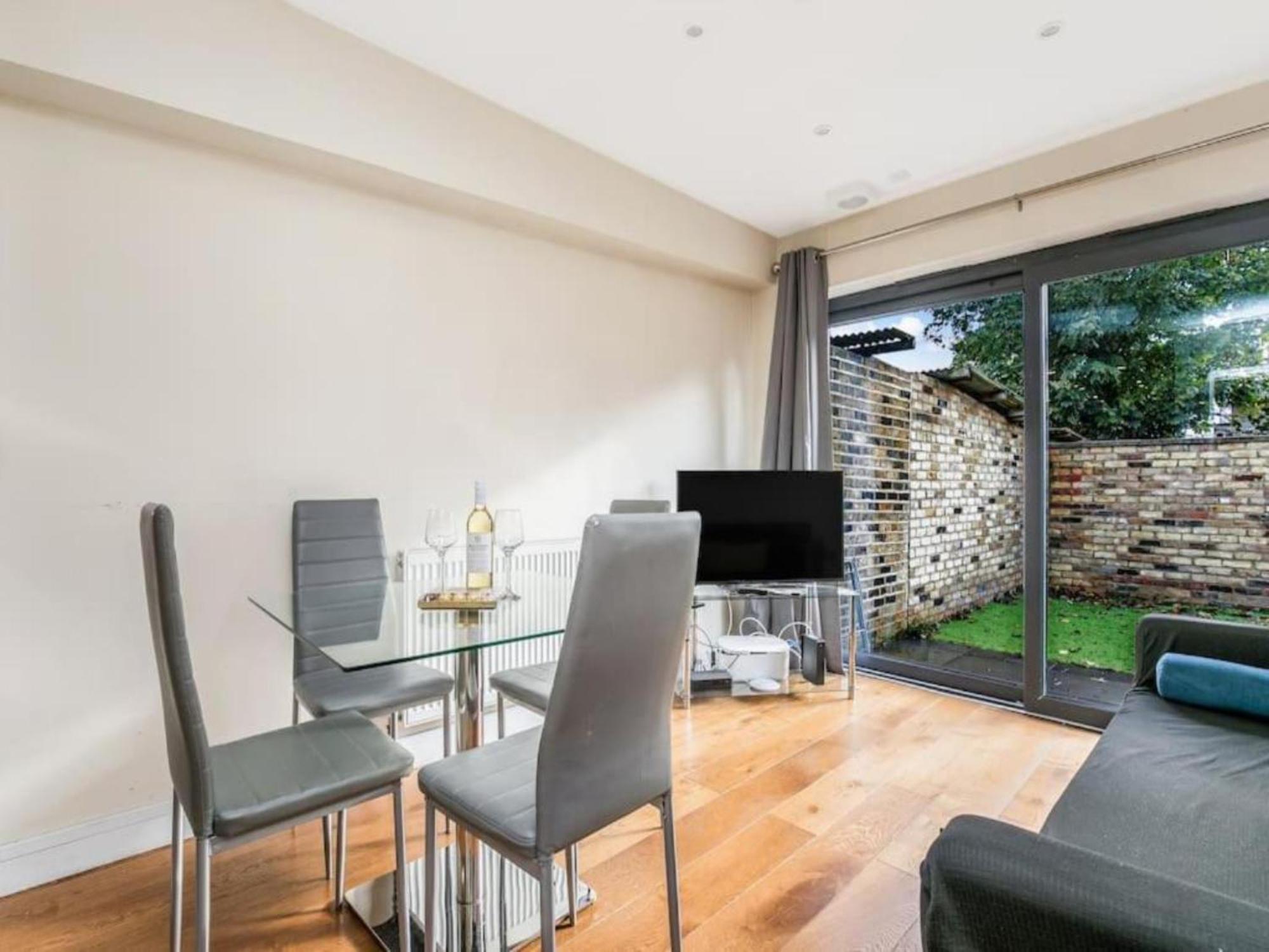 Pass The Keys Ealing Queen Of The Suburbs 2Bd Apartment 런던 외부 사진