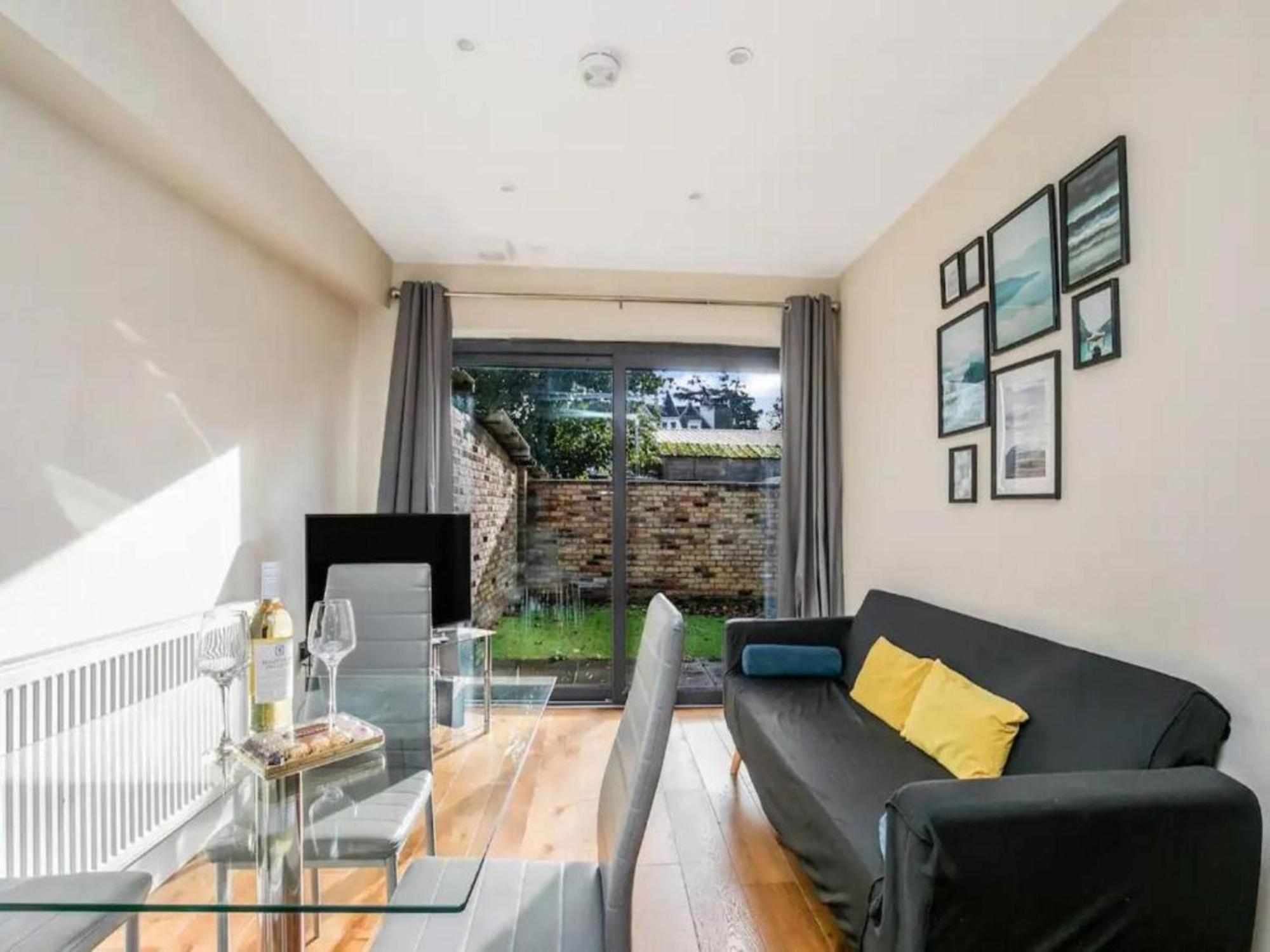 Pass The Keys Ealing Queen Of The Suburbs 2Bd Apartment 런던 외부 사진