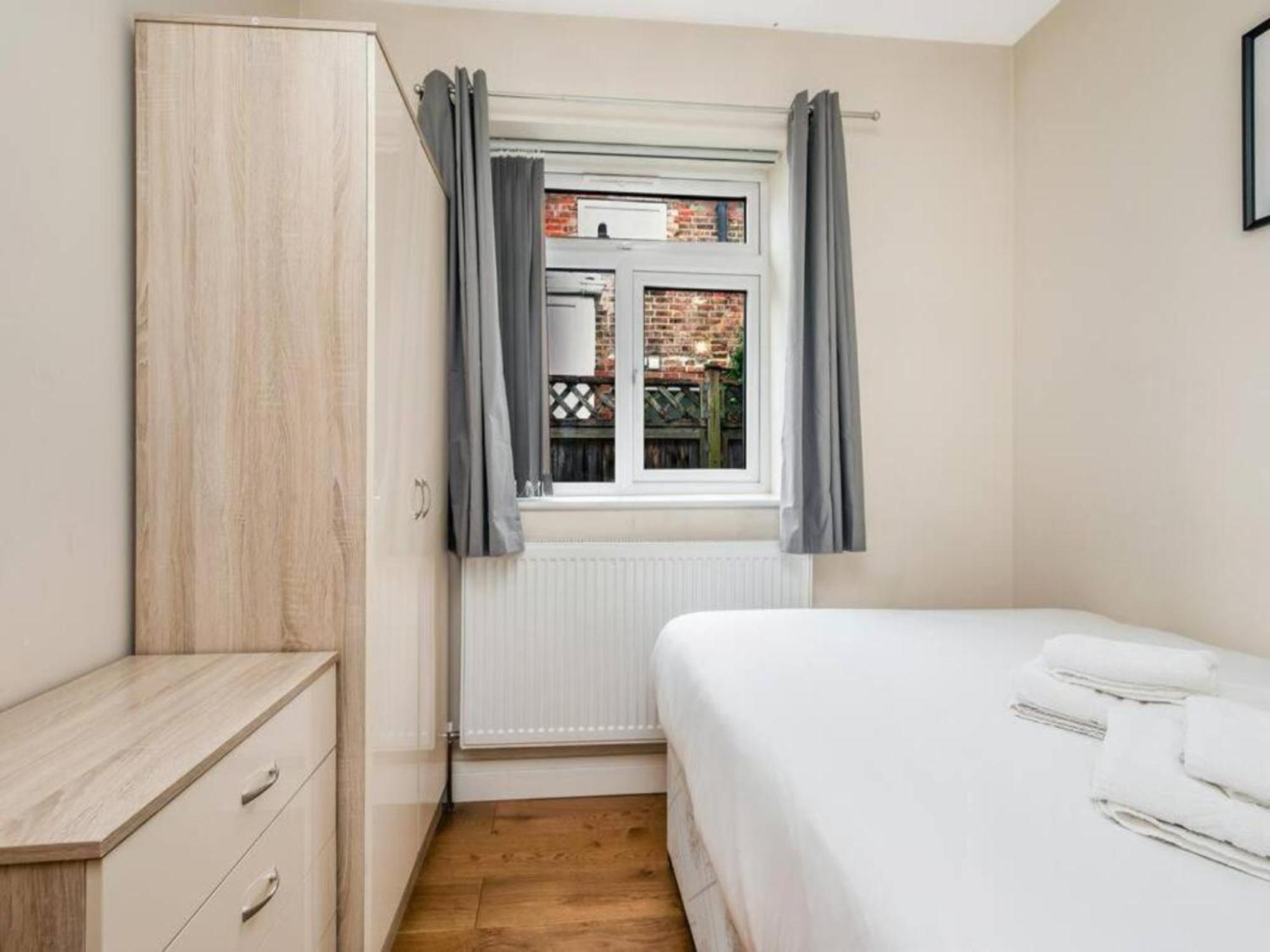 Pass The Keys Ealing Queen Of The Suburbs 2Bd Apartment 런던 외부 사진