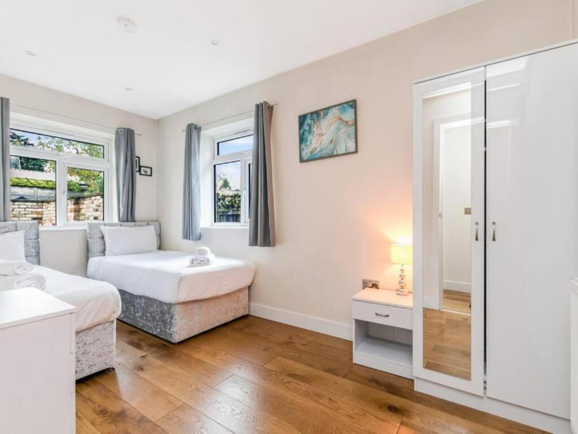 Pass The Keys Ealing Queen Of The Suburbs 2Bd Apartment 런던 외부 사진