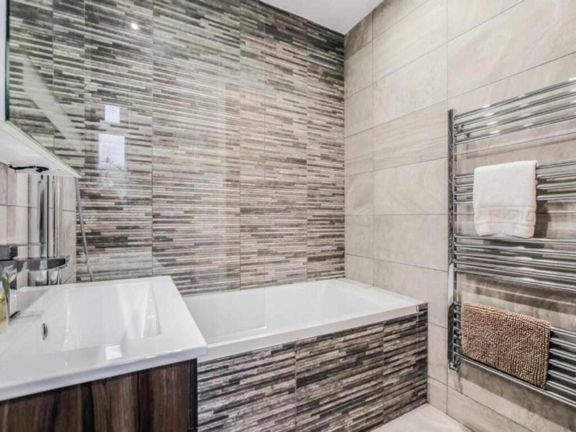 Pass The Keys Ealing Queen Of The Suburbs 2Bd Apartment 런던 외부 사진