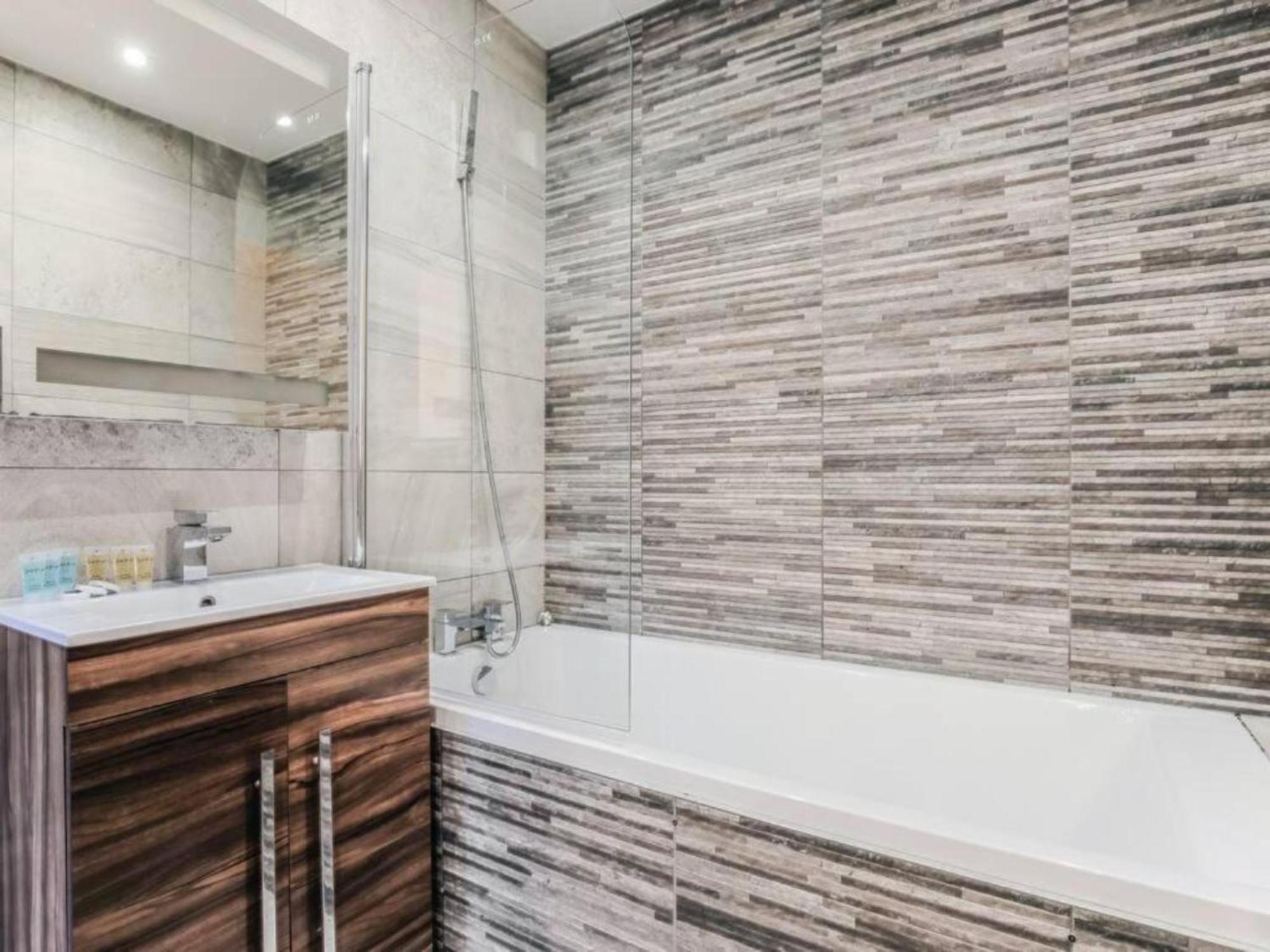 Pass The Keys Ealing Queen Of The Suburbs 2Bd Apartment 런던 외부 사진