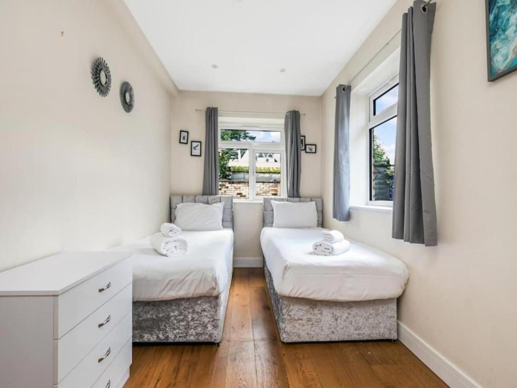 Pass The Keys Ealing Queen Of The Suburbs 2Bd Apartment 런던 외부 사진