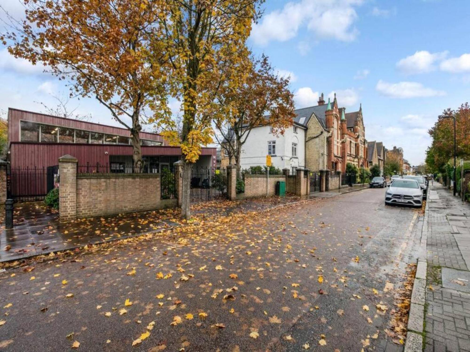 Pass The Keys Ealing Queen Of The Suburbs 2Bd Apartment 런던 외부 사진